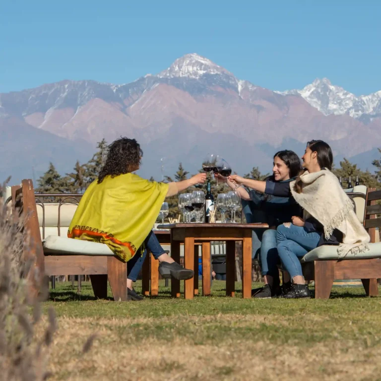 Amigas disfrutando un tour privado y degustación de vinos en bodegas de Valle de Uco.